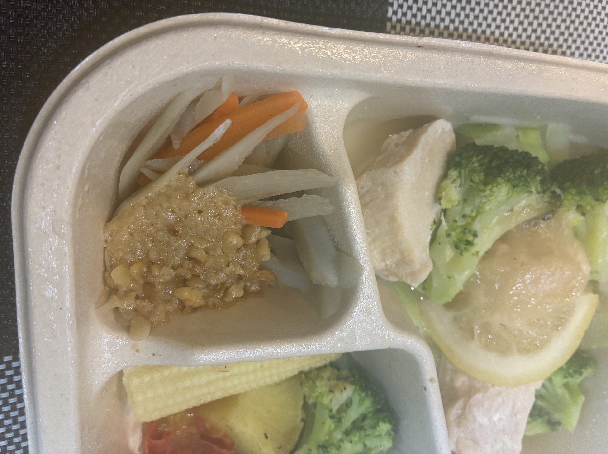 ごぼうと人参のごまマヨソース