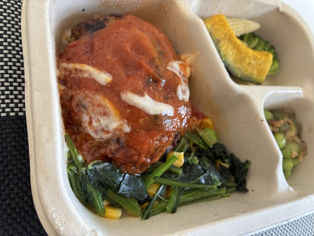 とろけたチーズがのったトマトハンバーグのアップ