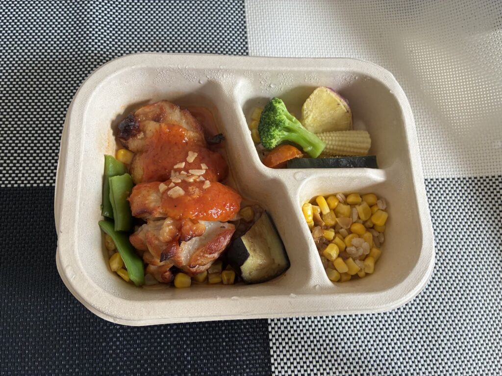 600Wで6分30秒温めたトマトガーリックチキンステーキのデリ弁当