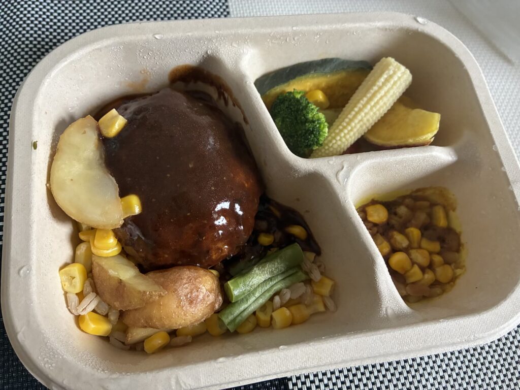 600Wで6分30秒温めた特製デミグラスハンバーグのデリ弁当