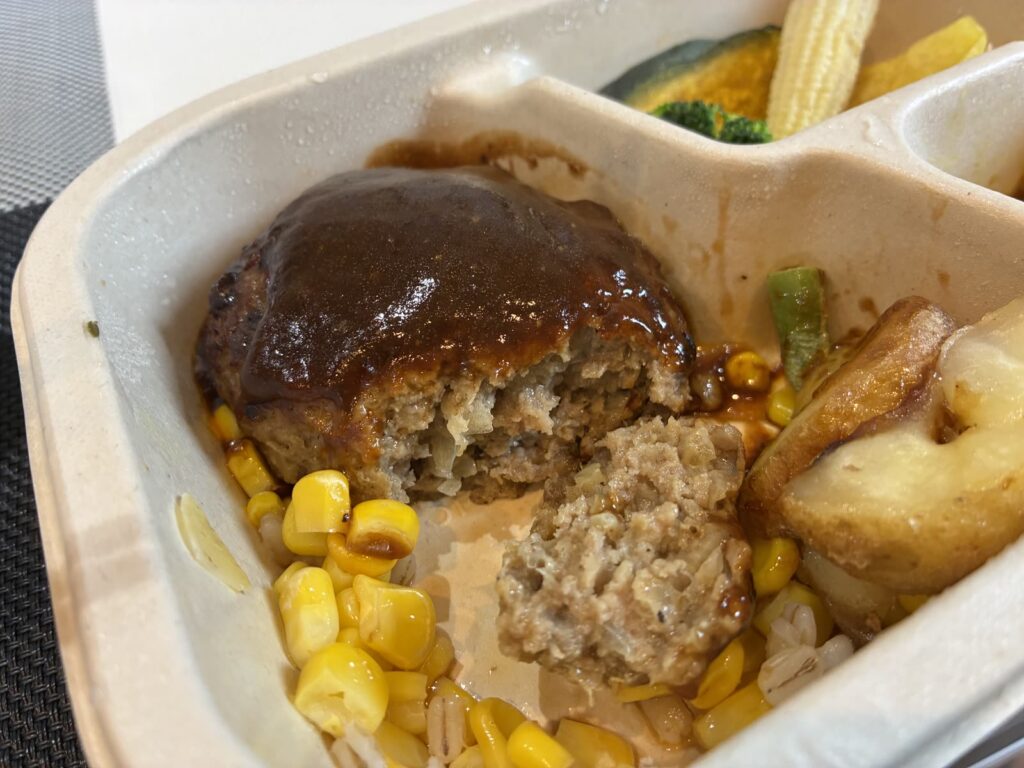 箸で割った特製デミグラスハンバーグの断面