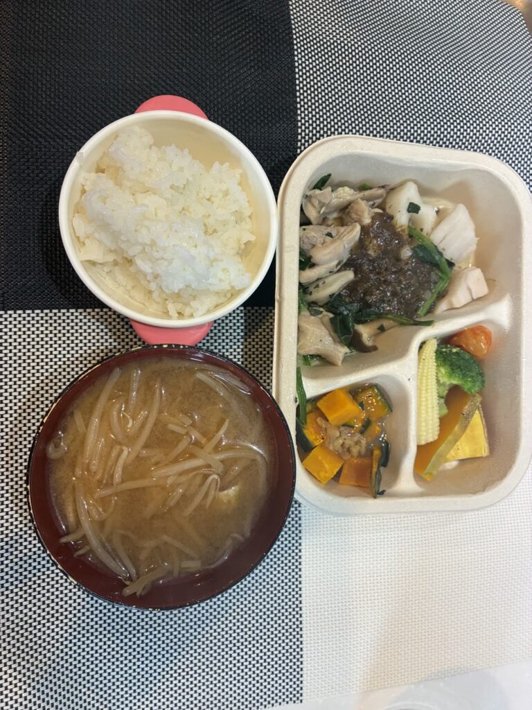デリ弁当にご飯とお味噌汁を足したお昼ごはん