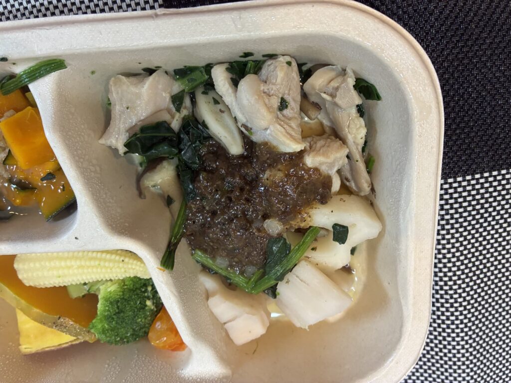 鶏もも肉とほうれん草のきのこバターソースのアップ