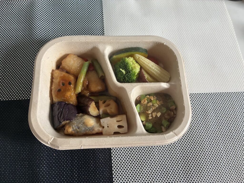 600Wで5分温めた鱈と揚げなすのフルーツ黒酢あんのデリ弁当