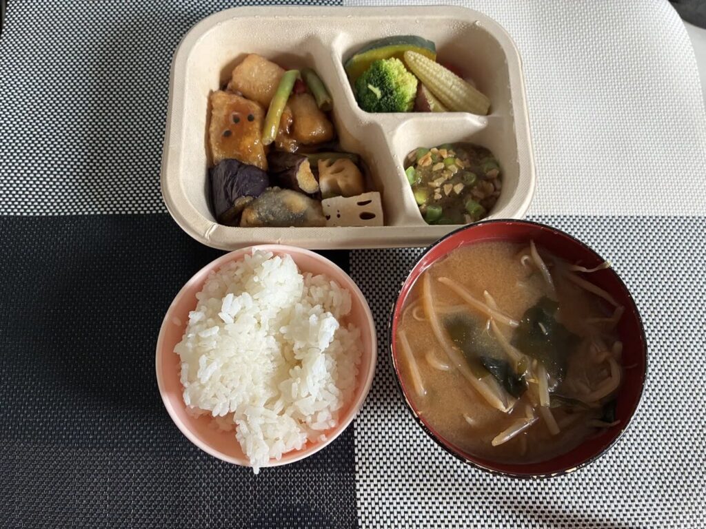 デリ弁当にご飯とお味噌汁を足したお昼ごはん