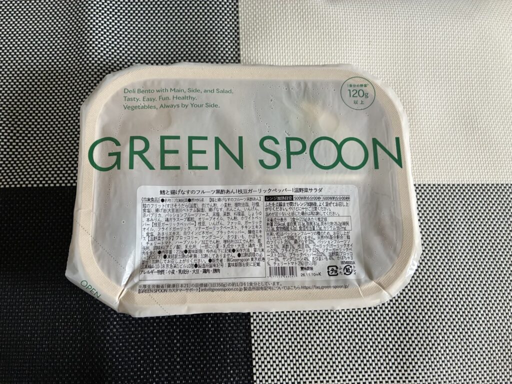 グリーンスプーンのデリ弁当「鱈と揚げなすのフルーツ黒酢あん」のパッケージ